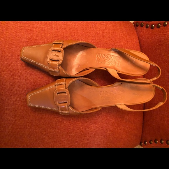 Tan women shoes - Picture 1 of 3